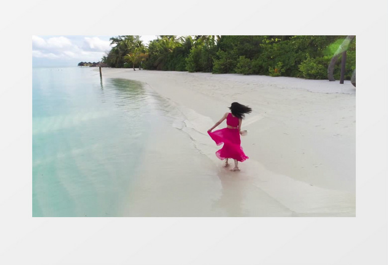 穿着红裙子的女人在海边转了个圈实拍视频素材