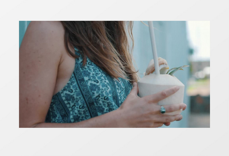 喝椰子汁的女人实拍视频素材