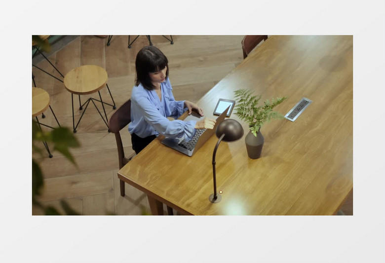 美女打开电脑开始工作实拍视频素材