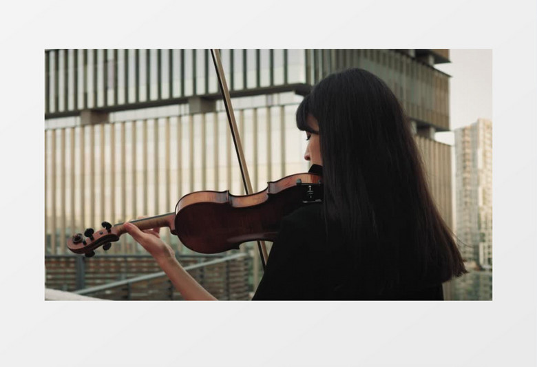 拉小提琴的黑发女孩实拍视频素材