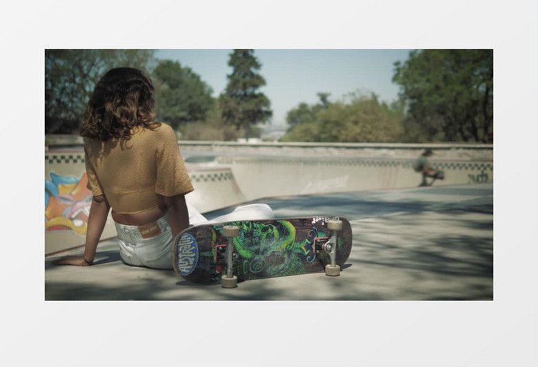 玩滑板的男孩和坐在场地边上的女生拍手庆祝实拍视频素材