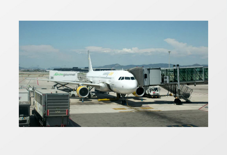 飞机在机场的轨道上降落实拍视频素材