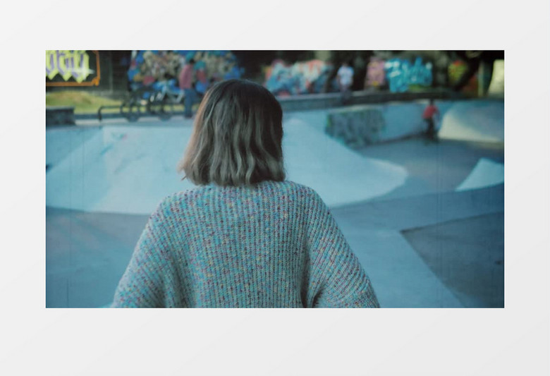 美女对着在玩滑板的朋友比耶实拍视频素材