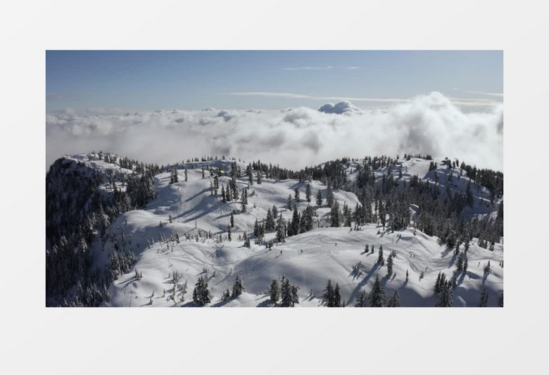 白雪覆盖的云层上的山实拍视频素材