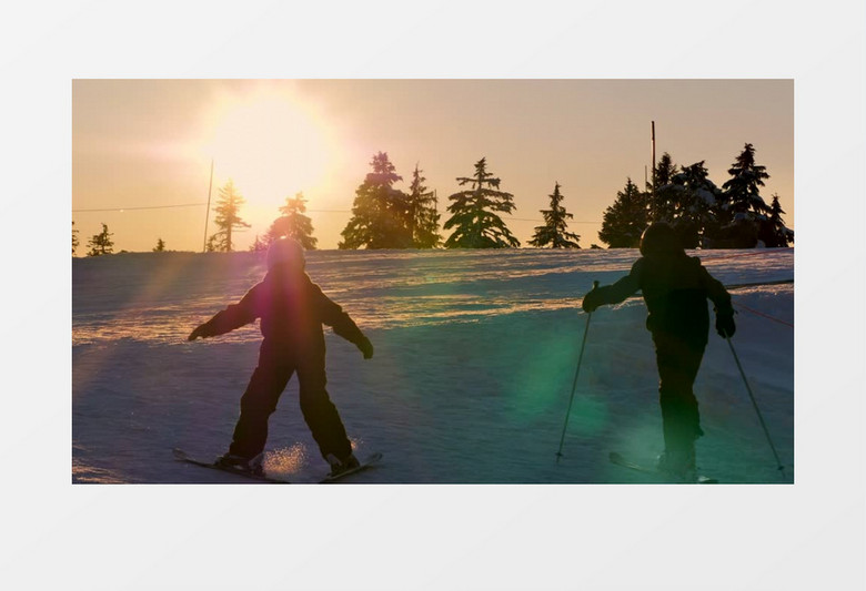 高清实拍黄昏下的小孩滑雪者实拍视频素材