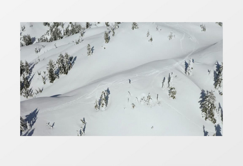 航拍滑雪者从雪坡上滑下实拍视频素材