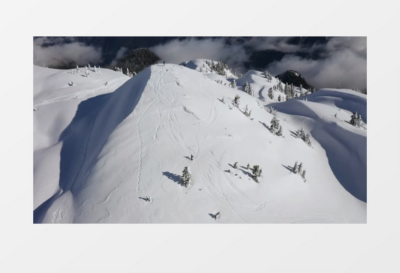 滑雪者下雪山实拍视频素材