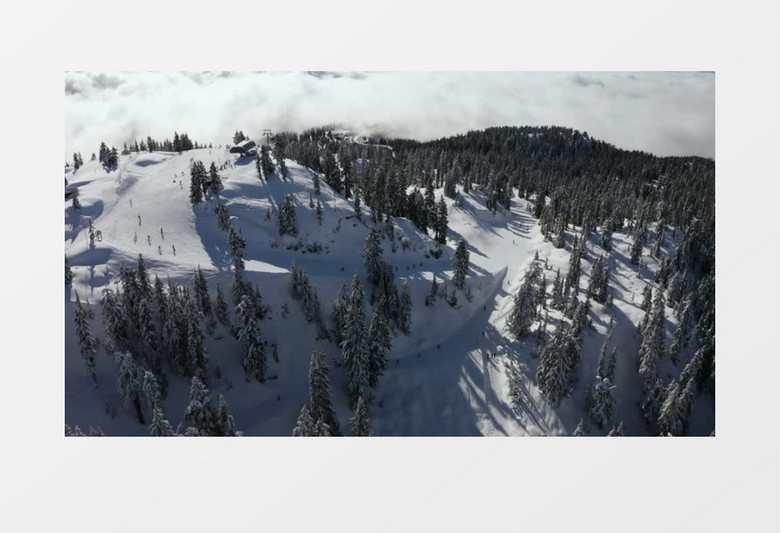 人们在一座白雪皑皑的山顶上滑雪实拍视频素材