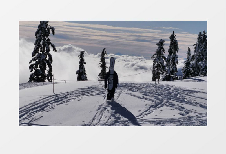 在雪山顶上滑雪的人实拍视频素材
