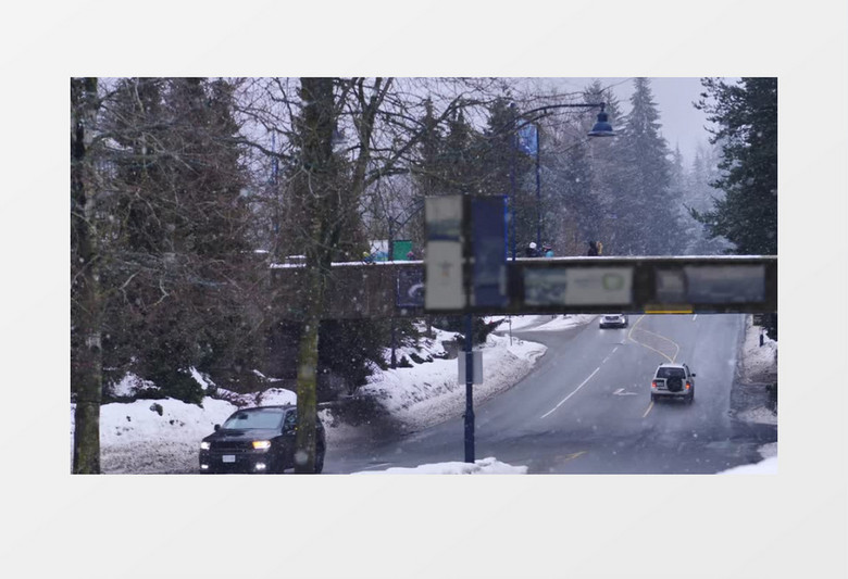 下雪天天桥下的马路车来车往实拍视频素材