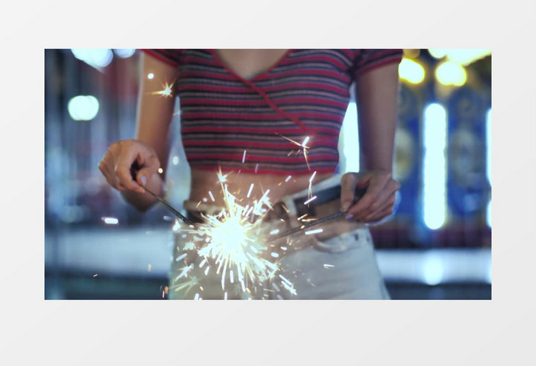 女孩放烟火实拍视频素材