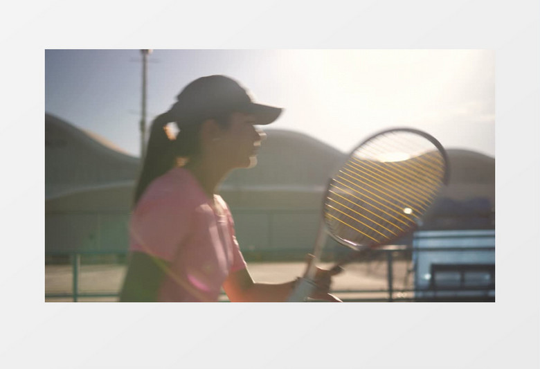 女孩挥舞着球拍打网球实拍视频素材
