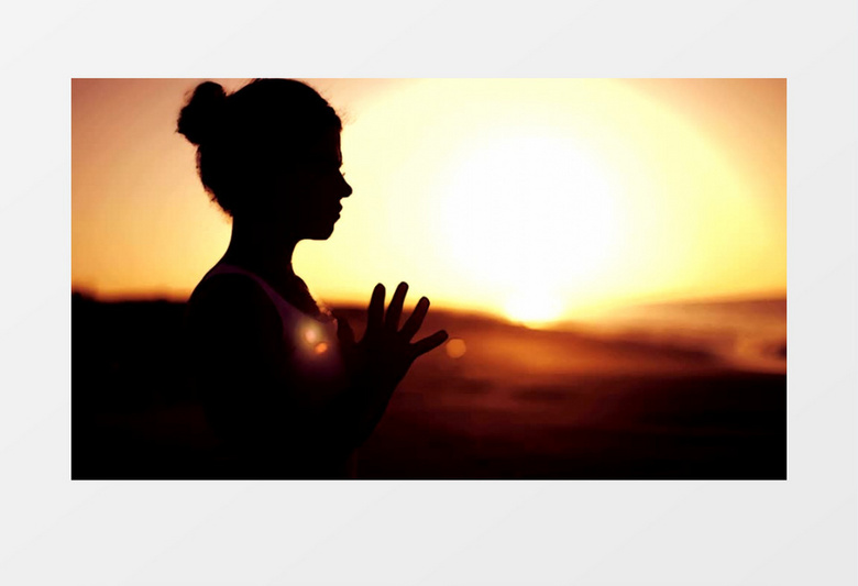 夕阳下练瑜伽的女人剪影实拍视频素材