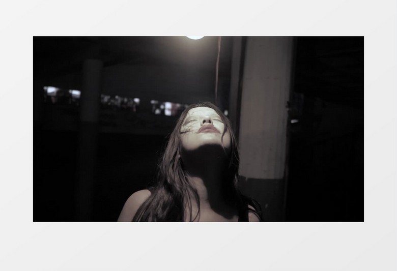 僵尸妆装扮的女孩在灯下摇晃着头实拍视频素材