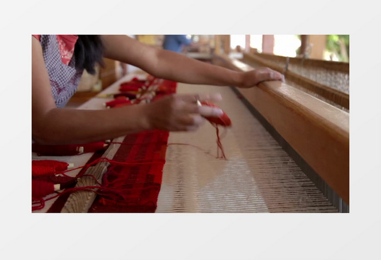 在织布的女人们实拍视频素材