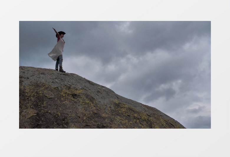 站在大石头上迎风而立的女人实拍视频素材