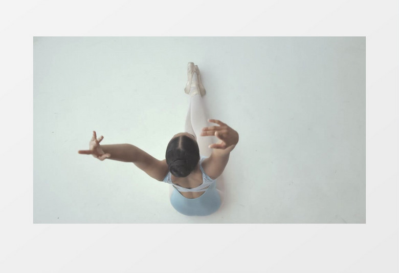 在跳芭蕾舞的女孩实拍视频素材