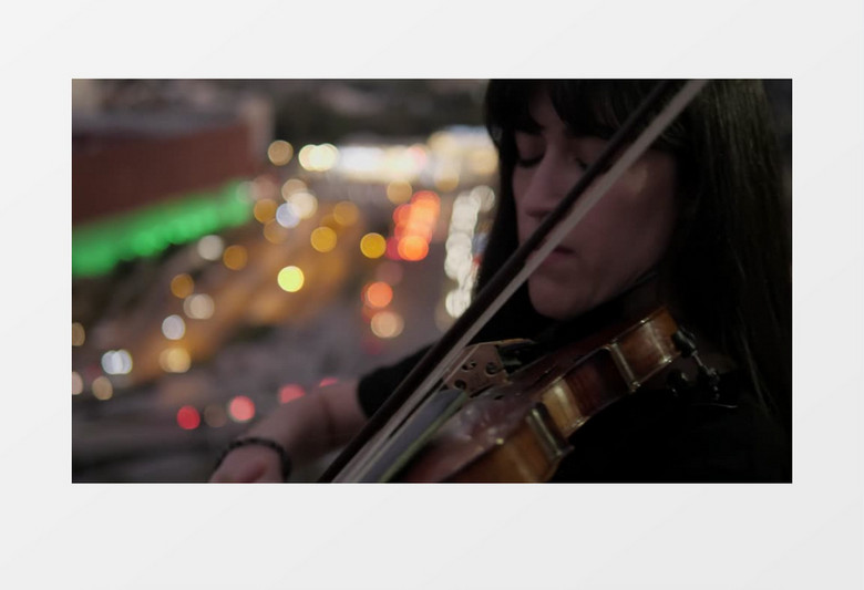 在阳台拉小提琴的女人实拍视频素材
