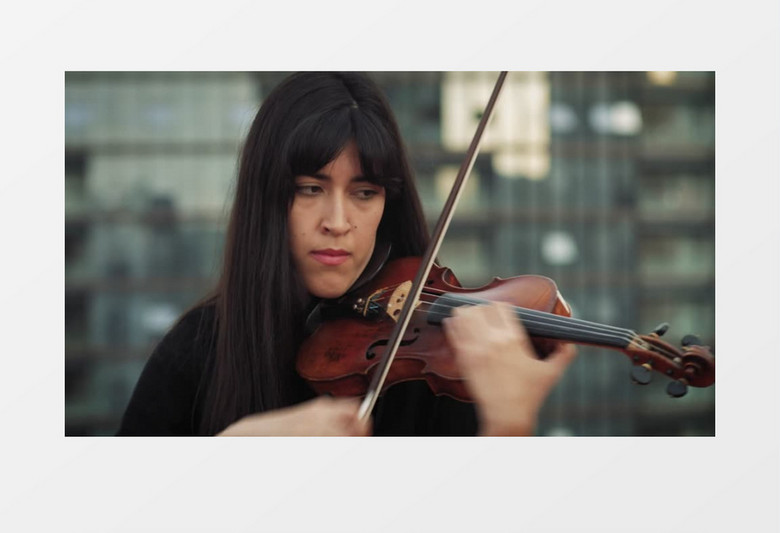 在拉小提琴的黑发女人实拍视频素材
