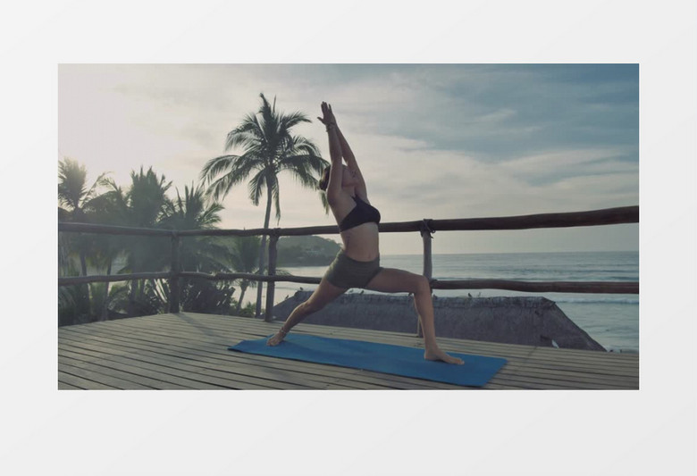 在海边平台做瑜伽的女人实拍视频素材