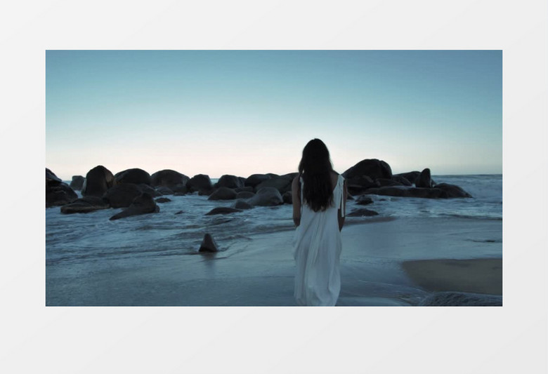白衣长裙女孩在海边沙滩漫步实拍视频素材