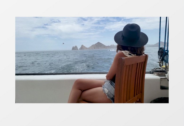 坐在游艇上看海的美女实拍视频素材
