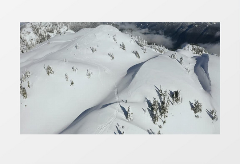 大雪山顶上的滑雪者实拍视频素材