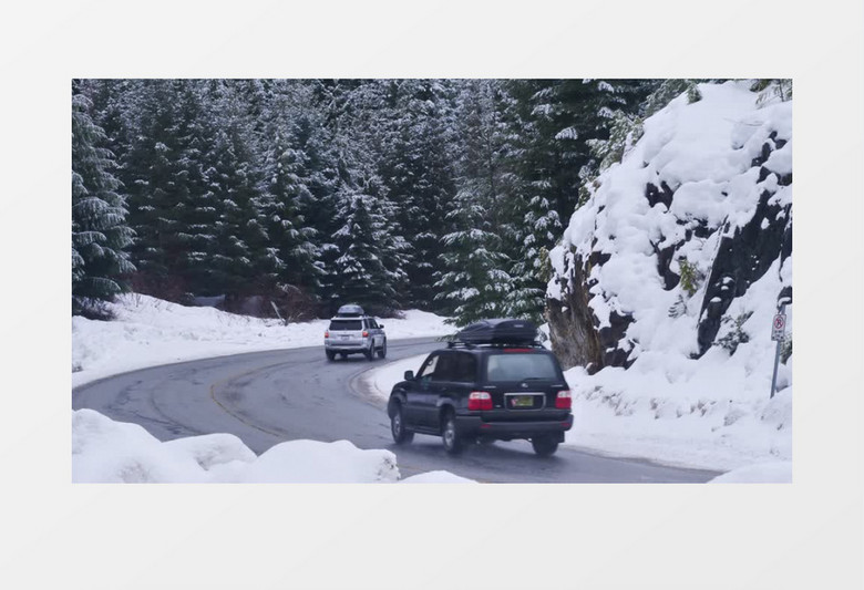 固定镜头拍摄雪天道路汽车通过实拍视频素材