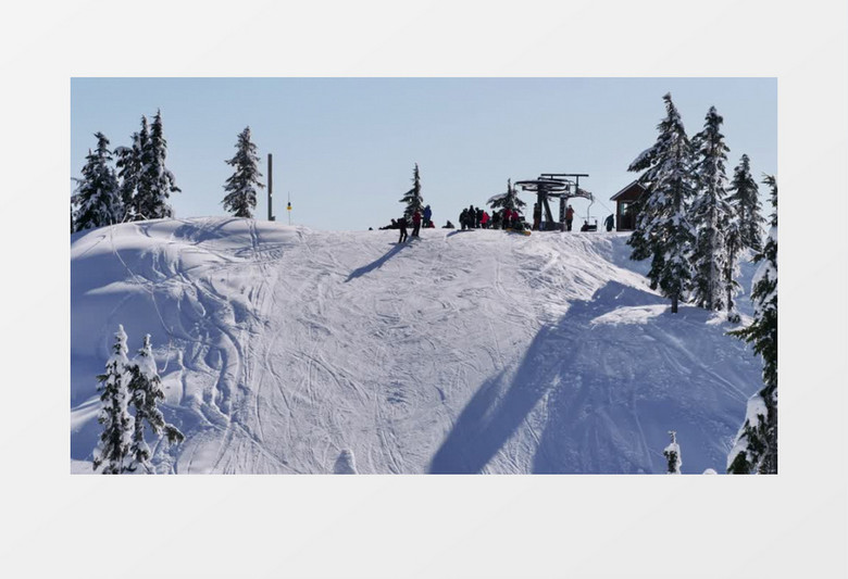 固定镜头拍摄在雪坡上滑雪的人实拍视频素材