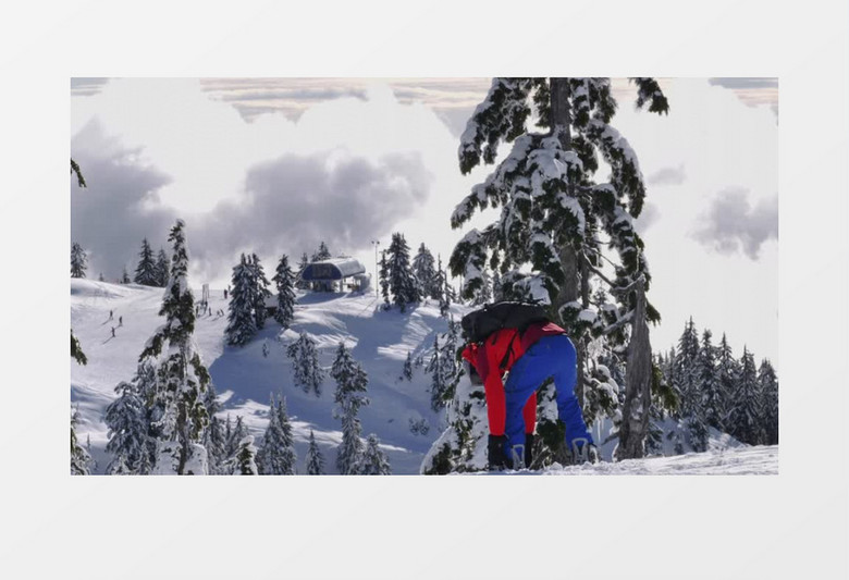 滑雪者在山顶上整理鞋带实拍视频素材