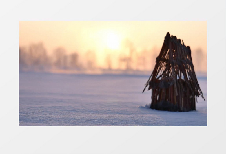 日落时分雪地里的小木屋实拍视频素材