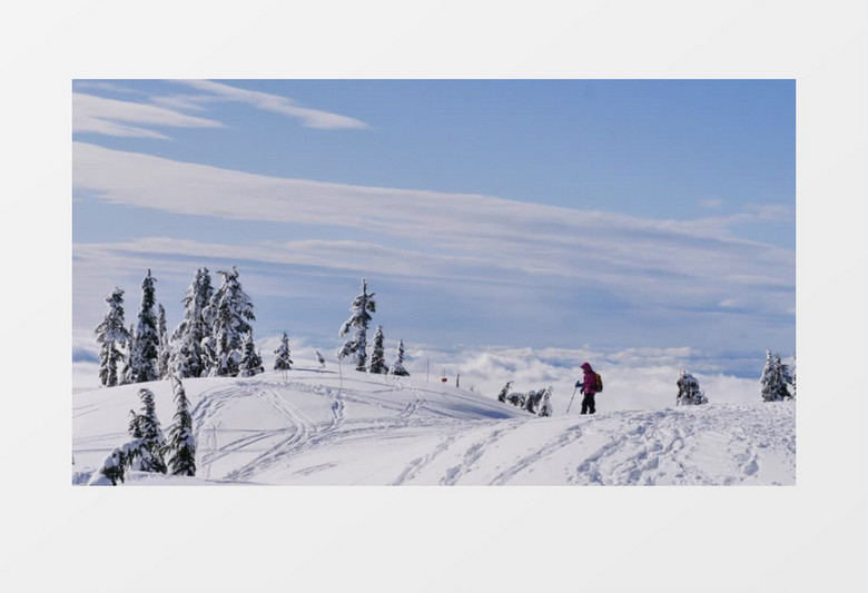 在雪山顶上的游客实拍视频素材
