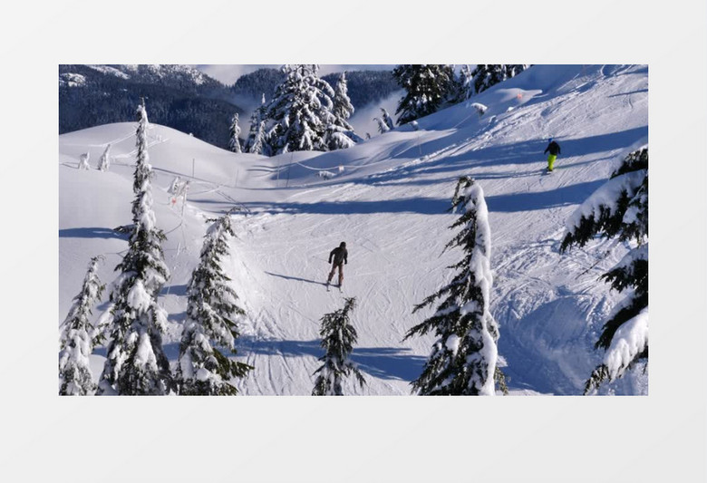 在雪坡上滑雪实拍视频素材