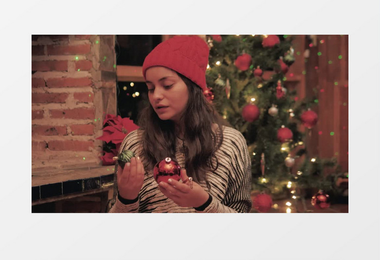 装饰圣诞树的可爱的女孩实拍视频素材