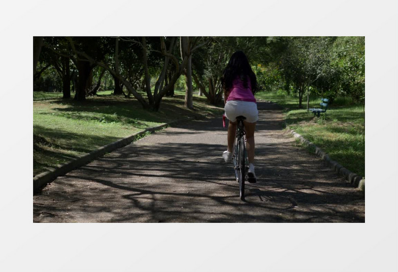  慢动作拍摄骑自行车的女人实拍视频素材