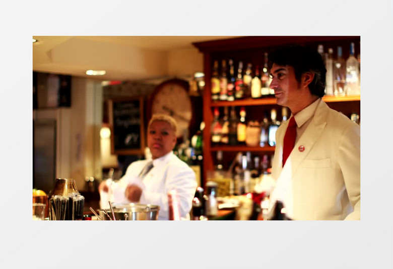  酒吧服务员和调酒师和客人聊天实拍视频