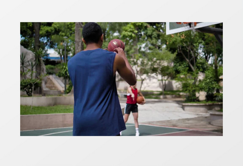 帮助朋友捡球的运动美女实拍视频素材