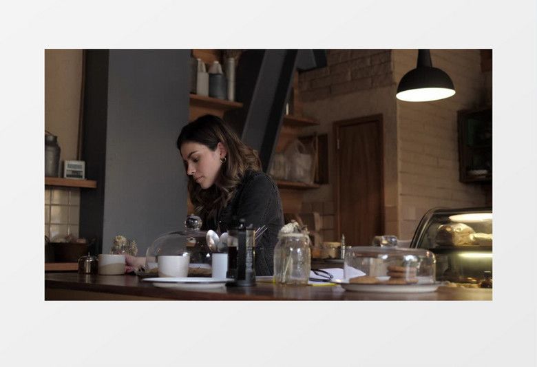 在餐吧喝咖啡看书的女人实拍视频素材