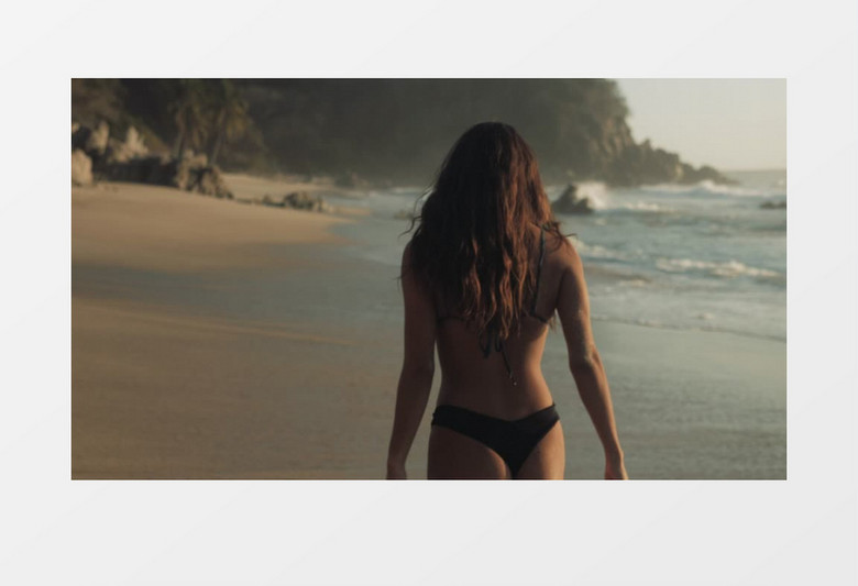 性感女人在海边散步赶海实拍视频素材