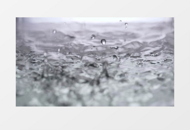 特写水面溅起水花实拍视频素材