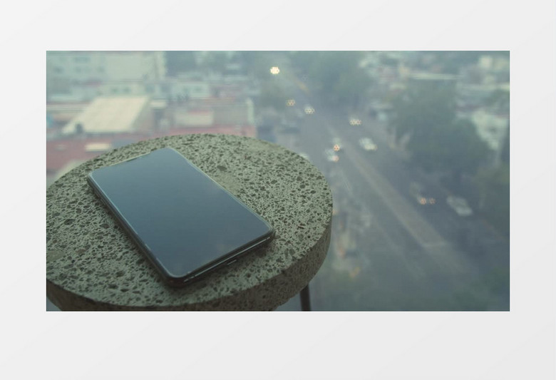 手机放在圆桌上实拍视频素材