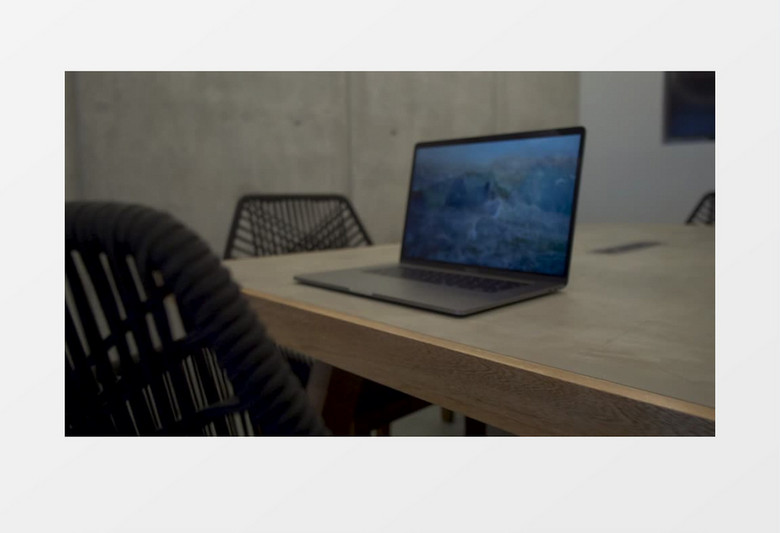 木桌上的笔记本电脑实拍视频素材