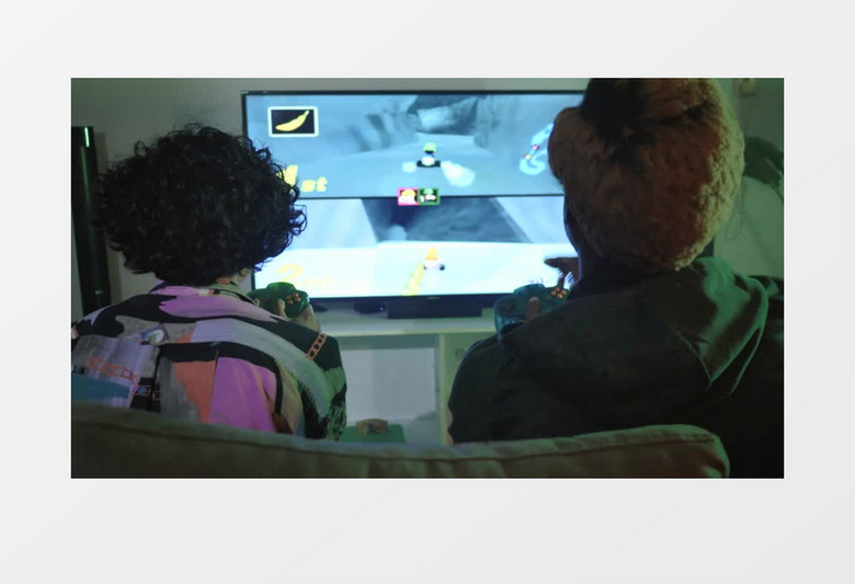 两个年轻人在玩电子游戏实拍视频素材