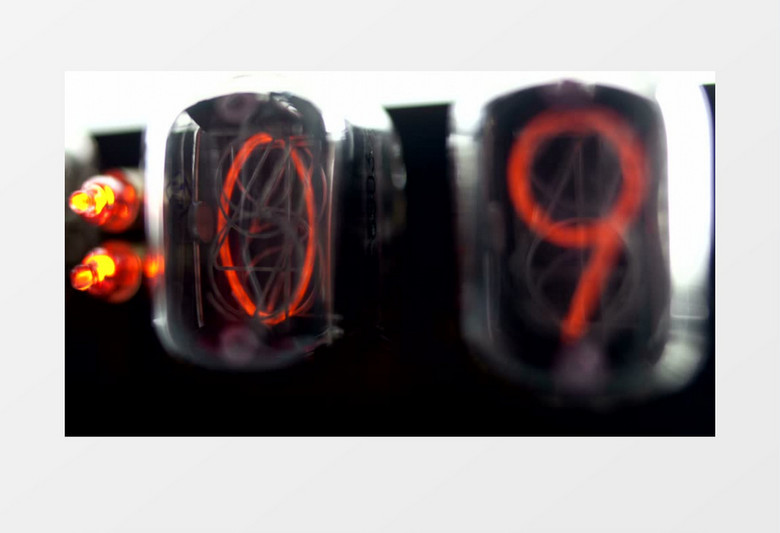 在数码管计数器上倒数两个数字的微距镜头实拍视频素材