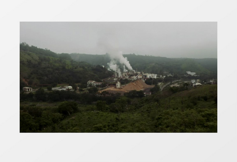 航拍森林中央的造纸厂实拍视频素材