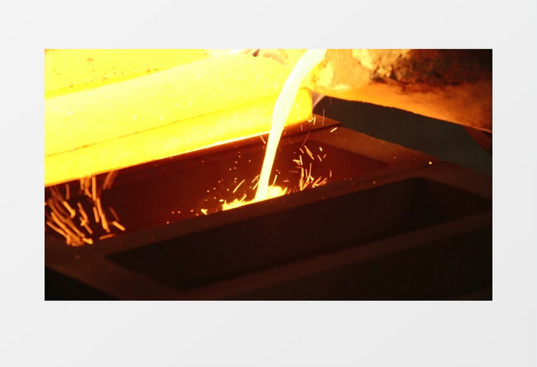 将炽热的金子融化的液体注入铁模实拍视频素材