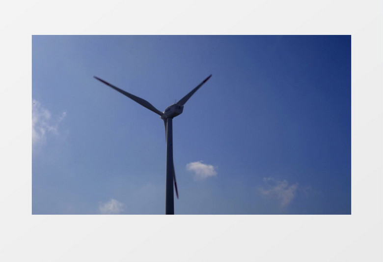 晴天下的风力发电机旋转风电场实拍视频素材