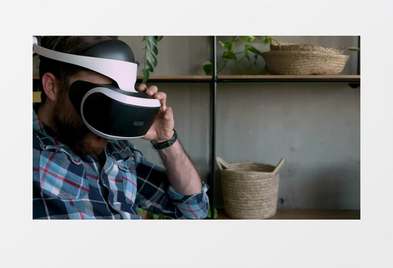 男子戴上VR眼镜实拍视频素材