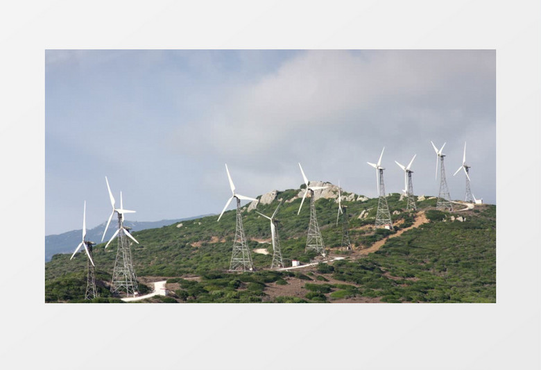 全景拍摄远方一直转动的电力风车实拍视频素材