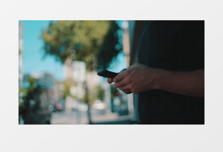 一个人在街上用智能手机发信息实拍视频素材